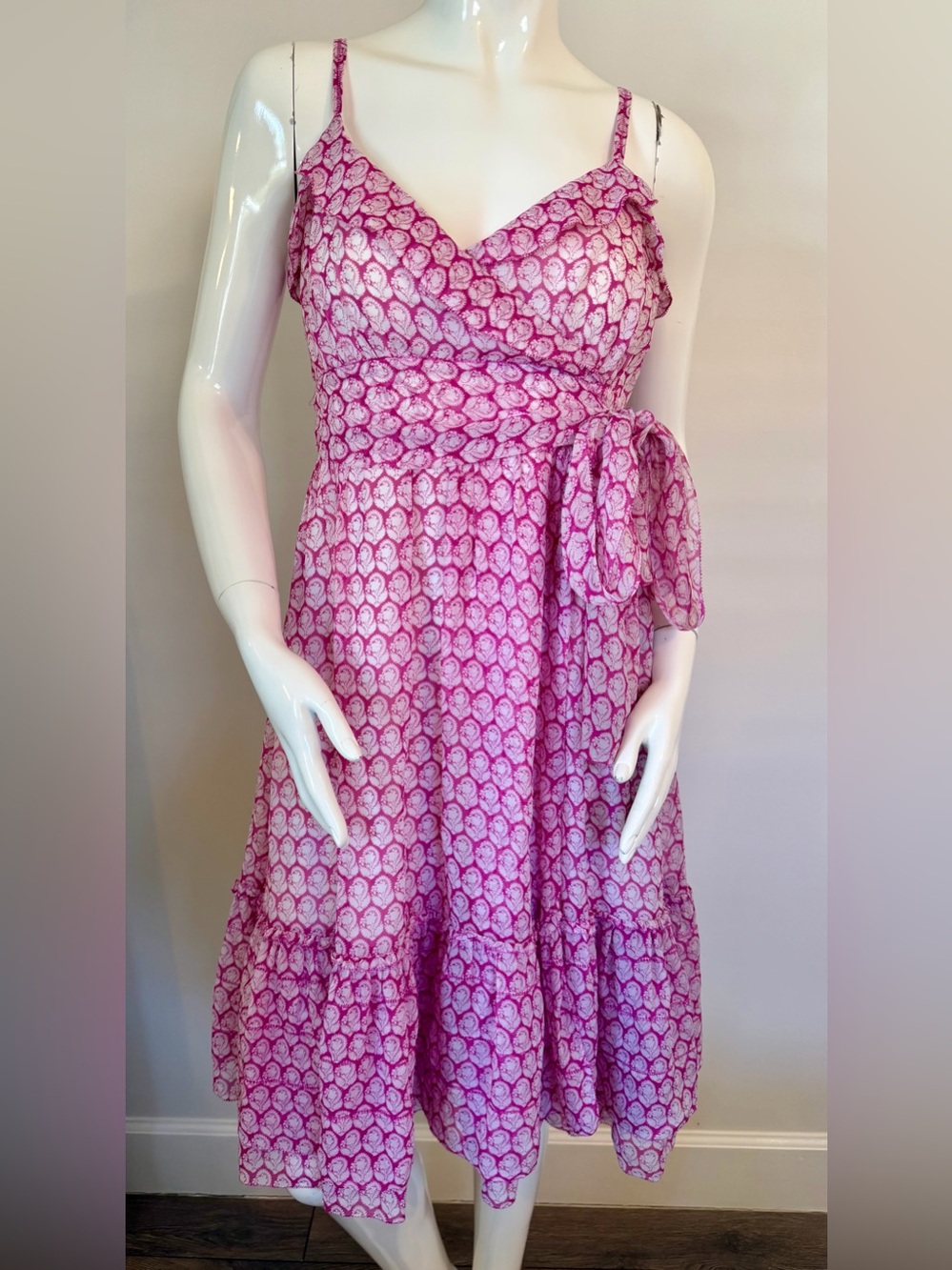DVF Silk Lined Pink/white Dress -Size 4
Retail $388